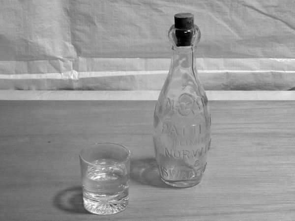 ガラス製のボトルとグラス（デッサンのモチーフ）
