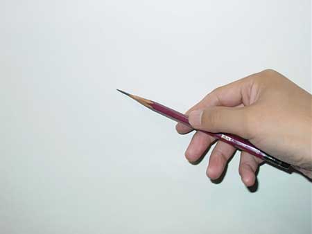 鉛筆の持ち方-短く弱めに鉛筆を持つ